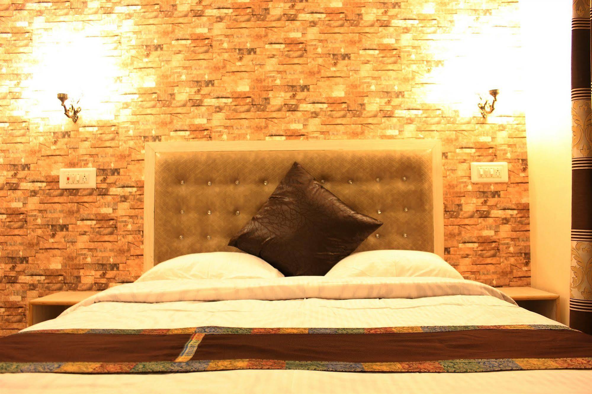 Hotel Walisons Resorts ศรีนาการ์ ภายนอก รูปภาพ