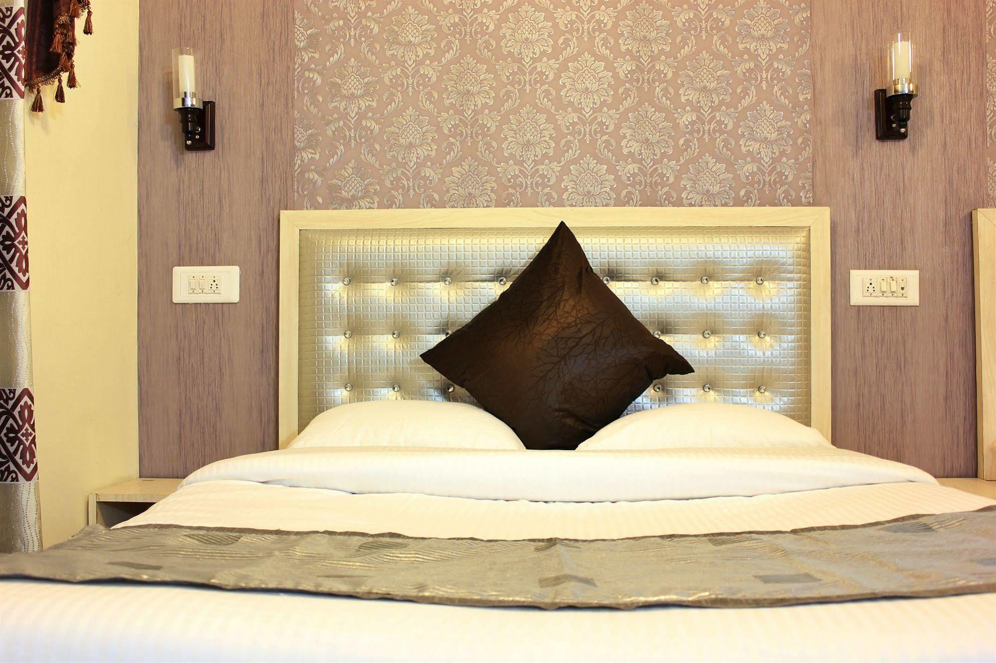 Hotel Walisons Resorts ศรีนาการ์ ภายนอก รูปภาพ