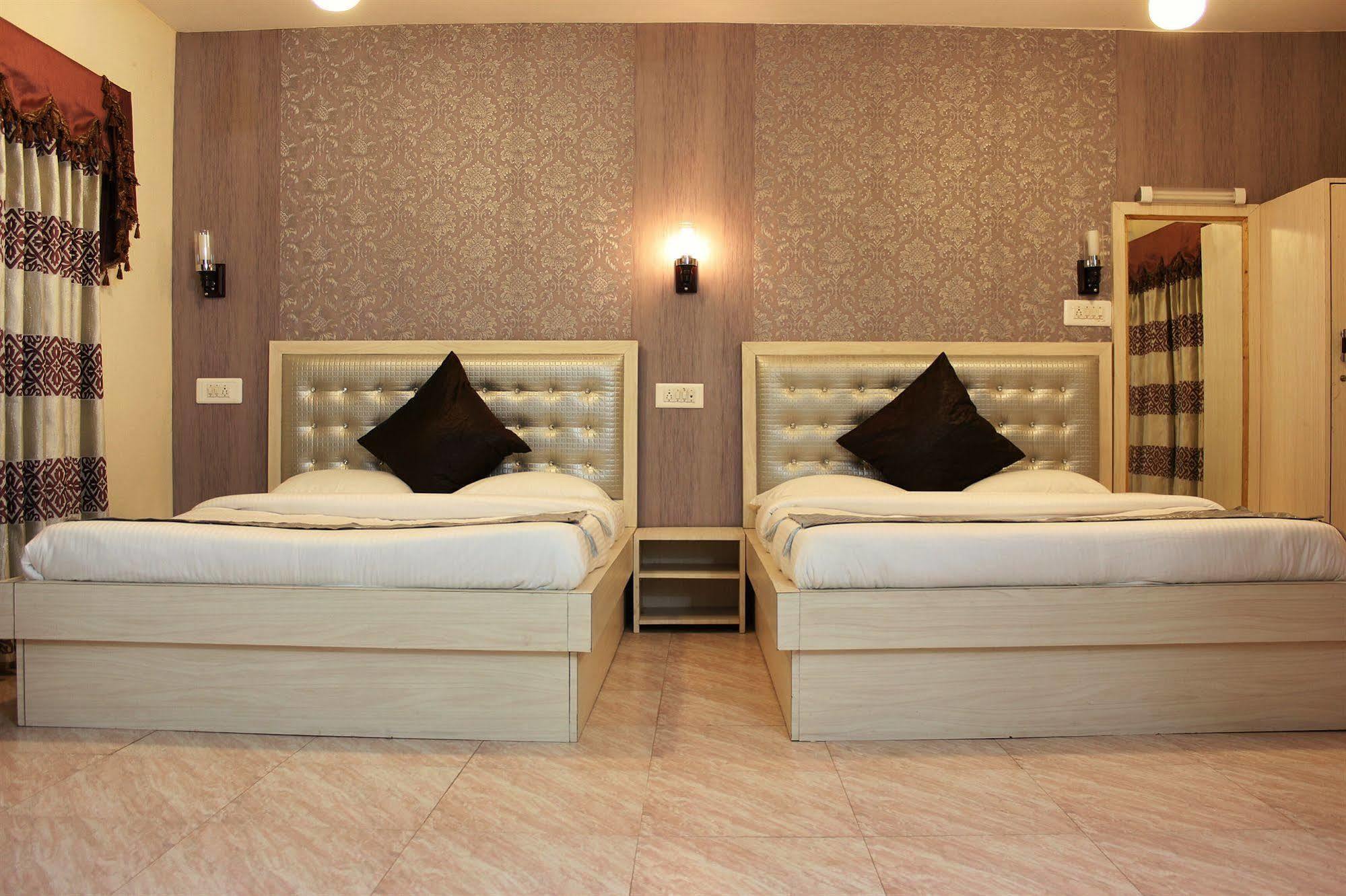 Hotel Walisons Resorts ศรีนาการ์ ภายนอก รูปภาพ